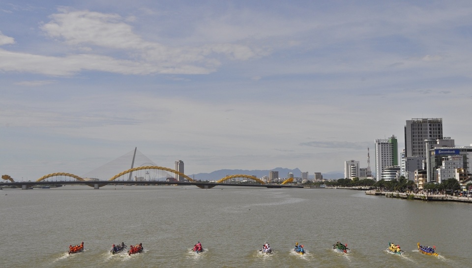 
Người dân và du khách đến Đà Nẵng dịp lễ có thể xem giải đua thuyền truyền thống trên sông Hàn
