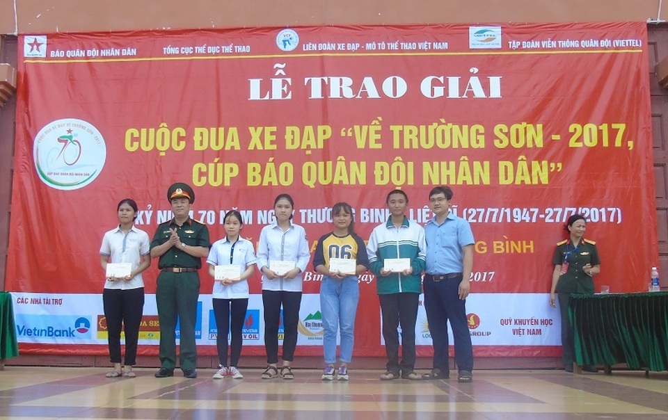 Trao nhiều phần quà đến các gia đình chính sách tại Quảng Bình - 4
Đại diện Báo Quân đội nhân dân và Báo Dân trí, Quỹ Khuyến học Việt Nam trao học bổng cho các học sinh nghèo vượt khó