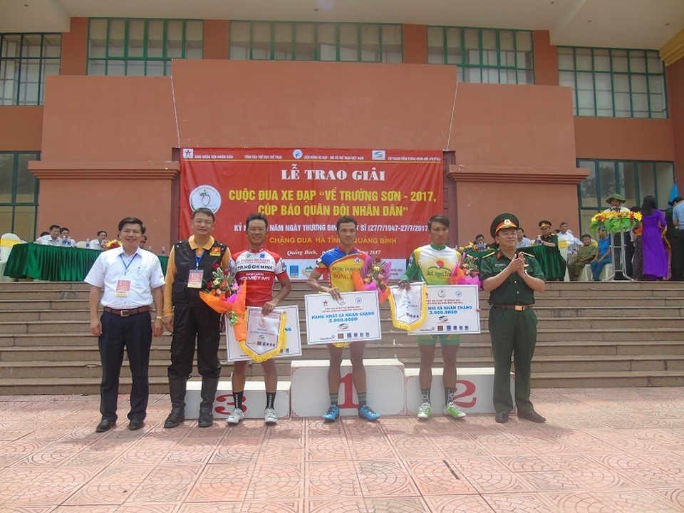 Trao nhiều phần quà đến các gia đình chính sách tại Quảng Bình - 2 Các vận động viên xuất sắc của chặng đua thứ 4