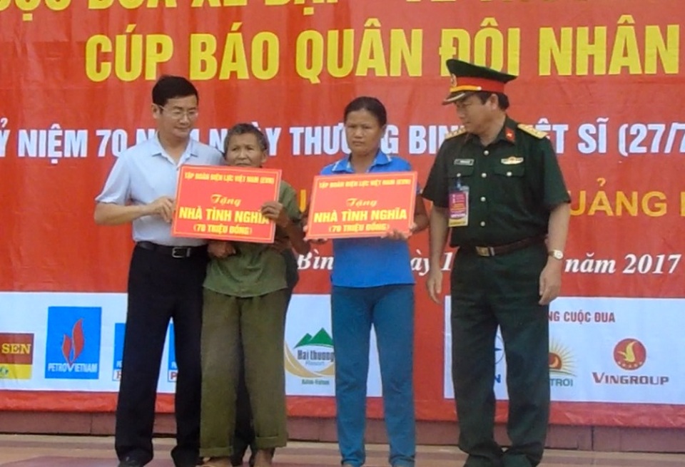 Trao nhiều phần quà đến các gia đình chính sách tại Quảng Bình - 3 Ban tổ chức trao biểu tượng nhà tình nghĩa, mỗi căn trị giá 70 triệu đồng cho gia đình chị Nguyễn Thị Lưu và ông Lê Văn Long