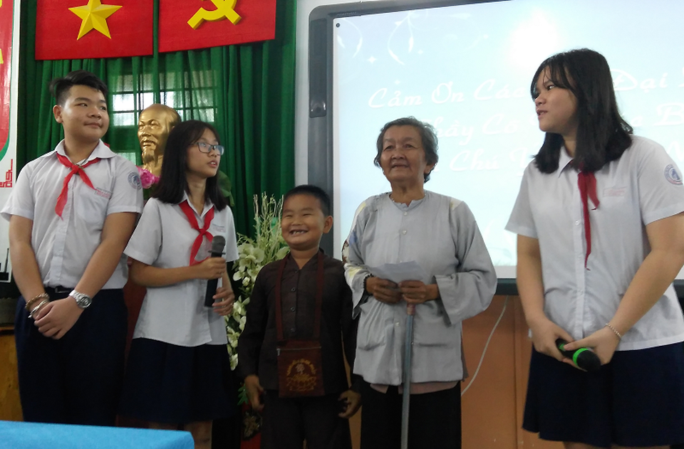 Học trò đưa bà bán vé số, chú thương binh vào... bài làm văn - 3 Học trò đưa bà bán vé số, chú thương binh vào... bài làm văn - 3