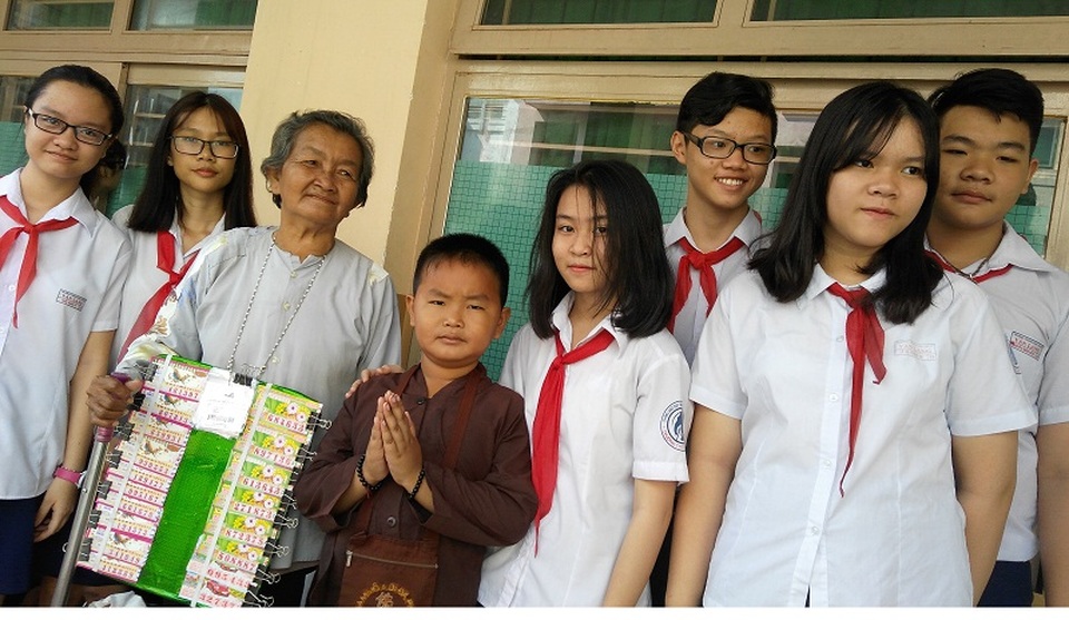 Học trò đưa bà bán vé số, chú thương binh vào... bài làm văn - 4 Câu chuyện của bà bán vé số Tô Thị Hồng Xứng, 63 tuổi xuất hiện trong dự án của các em thể hiện sống động qua hình ảnh, clip cũng như từng dòng nhật ký các em ghi lại.