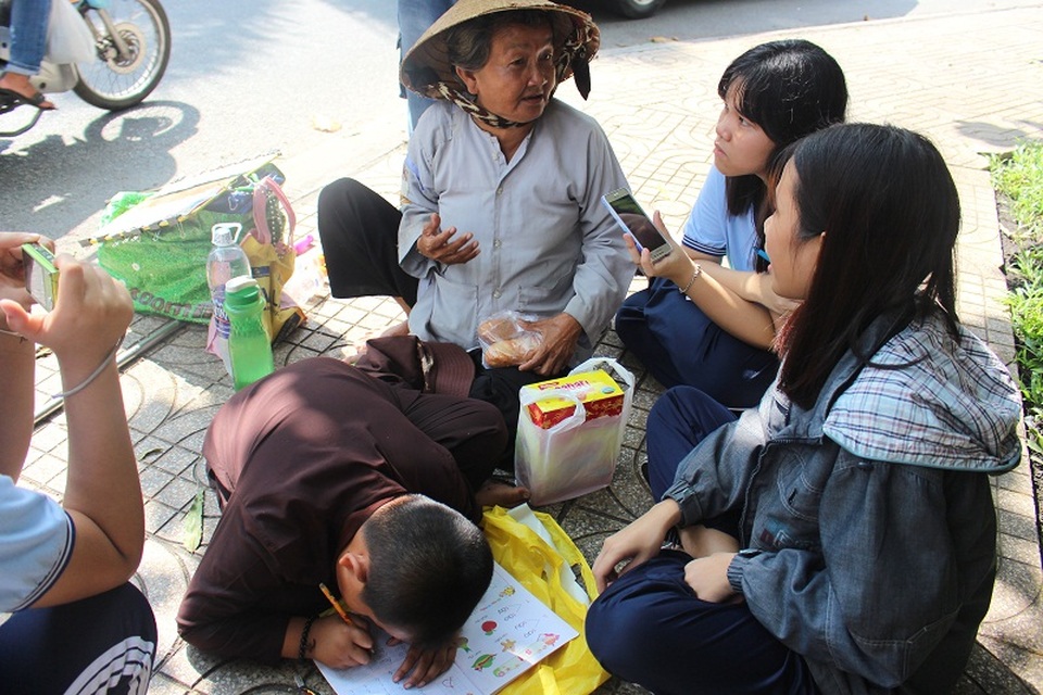 Học trò đưa bà bán vé số, chú thương binh vào... bài làm văn - 2 Các em làm quen, tiếp xúc, trò chuyện, hỏi han... và biết thêm rất nhiều về mảnh đời sau những tấm vé