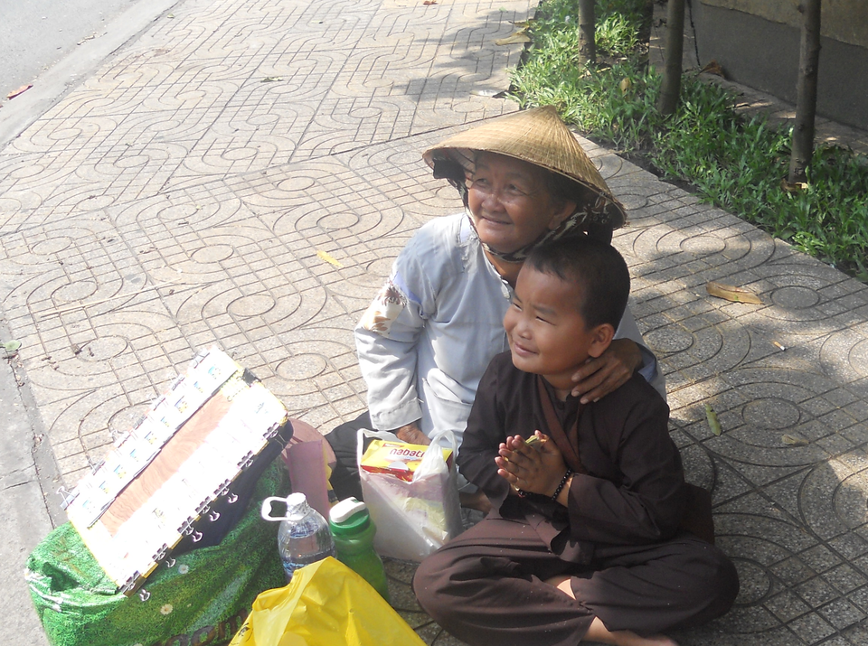 Học trò đưa bà bán vé số, chú thương binh vào... bài làm văn - 1 Hình ảnh hai bà cháu bán vé số giữa trung tâm thành phố đã lôi kéo sự chú ý của các em học sinh