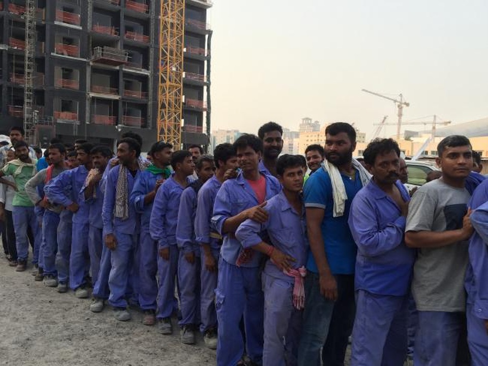 Những góc khuất sau vẻ hào nhoáng ở Dubai ít người nhìn thấy - 4 Những người dân lao động nhập cư ở Dubai có cuộc sống rất bấp bênh