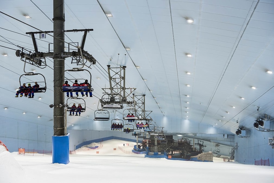 Dù chịu ảnh hưởng của khí hậu vùng sa mạc nóng bỏng, nhưng người giàu ở Dubai vẫn thoải mái tận hưởng cuộc sống “mùa đông” với khu nghỉ mát trượt tuyết trong nhà. Nó là một phần trong trung tâm thương mại Mall of the Emirates – một trong những trung tâm mua sắm lớn nhất thế giới.