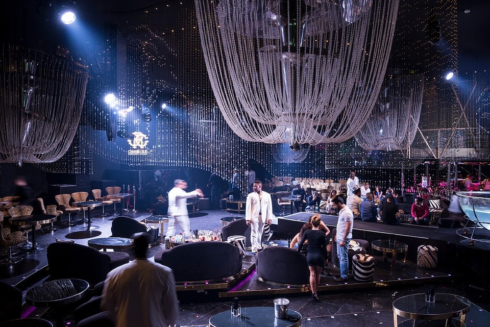 Một trong những điểm giải trí thường xuyên đón tiếp giới siêu giàu của Dubai chính là câu lạc bộ Cavalli. Trong hình là bữa tiệc các khách mời chào đón năm mới.