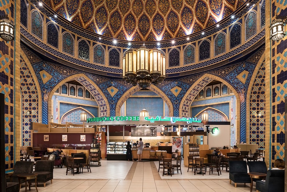 Còn đây là trung tâm Ibn Battuta, gồm 6 tòa, mỗi tòa được thiết kế theo lối lấy cảm hứng từ một số quốc gia. Trong hình là một quán café của Starbucks được thiết kế tráng lệ như một cung điện.