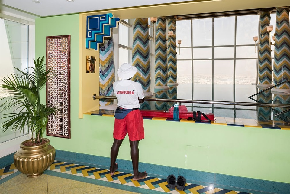 Một nhân viên cứu hộ ở Talise Spa trong tòa tháp Burj Al Arab. Đây là tòa tháp mang tính biểu tượng nhất, đồng thời thể hiện sự phồn thịnh của Dubai.