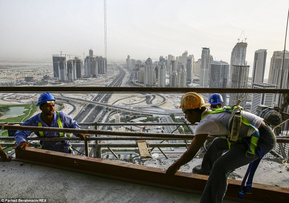 Ngỡ ngàng với góc khuất phía sau cuộc sống hào nhoáng ở Dubai - 7 Ngỡ ngàng với góc khuất phía sau cuộc sống hào nhoáng ở Dubai - 7
