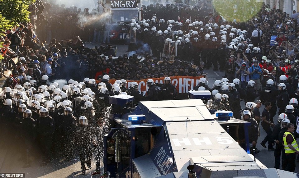 Giới chức Đức lo ngại rằng những người biểu tình có thể sử dụng các máy bay không người lái để gây rối loạn. Do đó, quân đội Đức đã triển khai radar để dò tìm bất kỳ tín hiệu khả nghi nào có thể gây ra từ máy bay không người lái tại khu vực biểu tình. (Ảnh: Reuters)