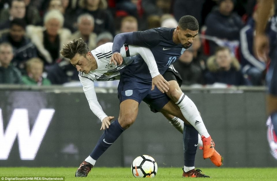 Trên sân nhà, tuyển Anh bất phân thắng bại với Đức - 2
Ozil (áo trắng) thi đấu mờ nhạt trước các cầu thủ Anh