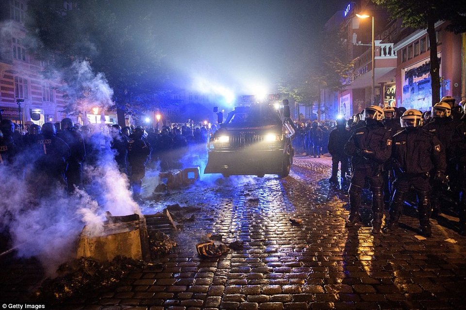 Biểu tình diễn ra cả vào ban đêm khiến lực lượng cảnh sát phải triển khai lực lượng túc trực thường xuyên (Ảnh: Getty)
