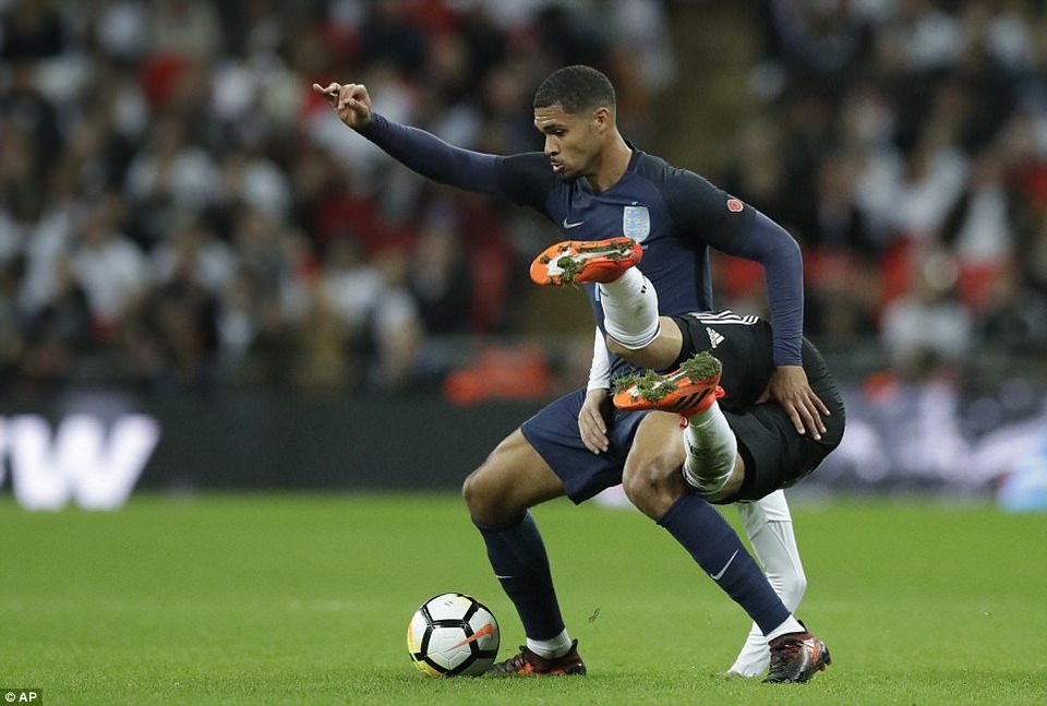 Trên sân nhà, tuyển Anh bất phân thắng bại với Đức - 1
Loftus-Cheek (trái) được bình chọn là cầu thủ chơi hay nhất trận đấu