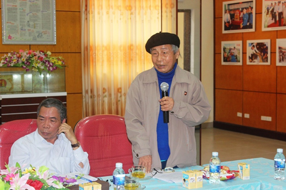 Nhà nghiên cứu Thái Kim Đỉnh: “Người đi cùng dân gian!” - 1 Nhà văn Đức Ban (người ngồi, cũng là tác giả) và Nhà nghiên cứu Thái Kịm Đỉnh trong một hoạt động văn hóa, văn nghệ tại Hà Tĩnh.