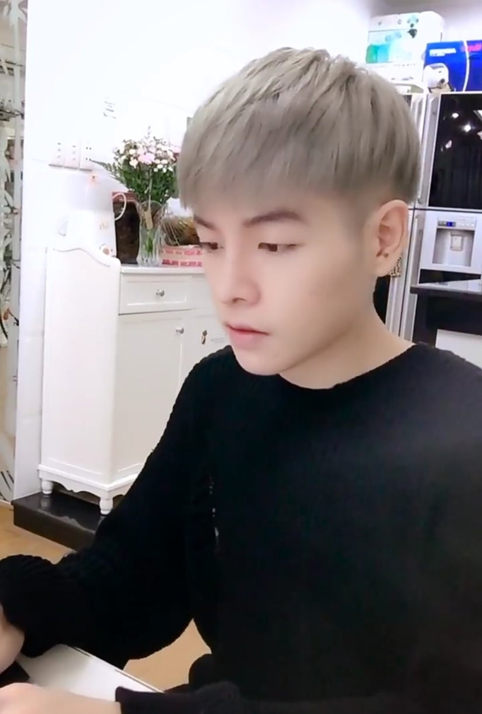 Sao Việt “náo loạn” trước diện mạo mới của Đức Phúc - 2 Hình ảnh Đức Phúc trong clip sau khi đã trải qua quá trình phẫu thuật thẩm mỹ. Ảnh: TL.