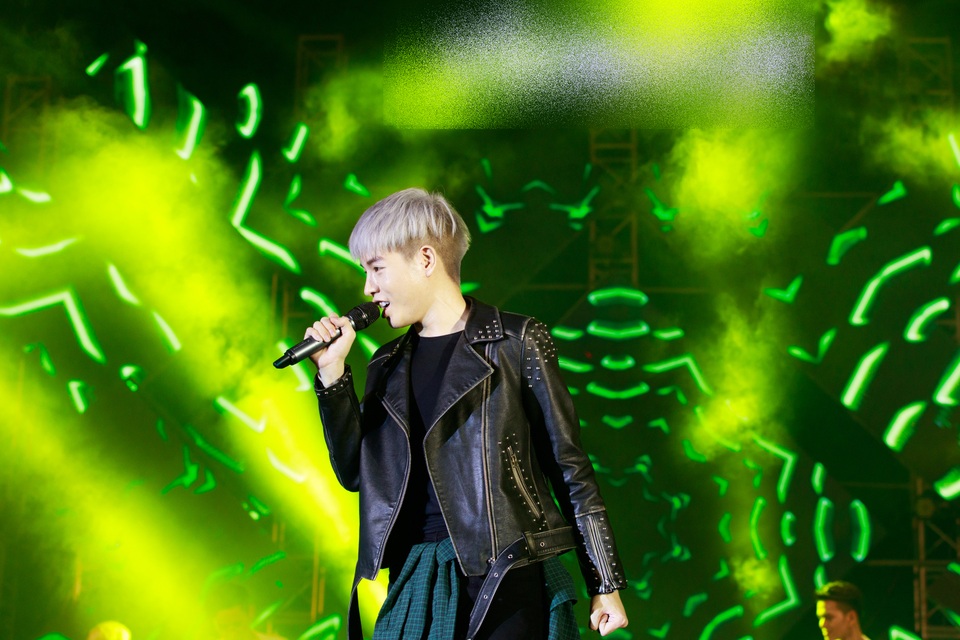 Ngoài tiết mục song ca cùng cô giáo Mỹ Tâm, Đức Phúc còn thể hiện loạt ca khúc: Attention, Cũng đành thôi, Ánh nắng của anh.