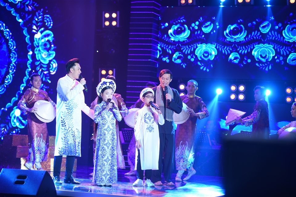 “Từng hơi thở của tụi con rất chắc chắn mới có thể hát được bài hát này. Bài hát này cũng được dàn dựng rất đẹp, cộng thêm sự phối hợp của chú Hoài Linh làm nên một bức tranh tuyệt hảo”, ca sĩ Đoan Trang chia sẻ. Nghệ sĩ Đại Nghĩa khen ngợi Đức Vĩnh và Quỳnh Anh đã rất bản lĩnh khi thể hiện ca khúc này. Anh cho rằng tác phẩm này như một vũ khúc, nhiều đoạn và mỗi đoạn lại có tiết tấu, âm vực khác nhau, phát âm khác nhau nhưng hai thí sinh đã làm rất tròn trịa, không hề có cảm giác run sợ.