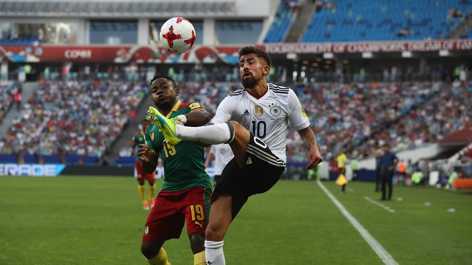 Hạ gục Cameroon, Đức gặp Mexico ở bán kết Confederations Cup - 9
Đức (trắng) đang gặp nhiều khó khăn trong việc triển khai bóng