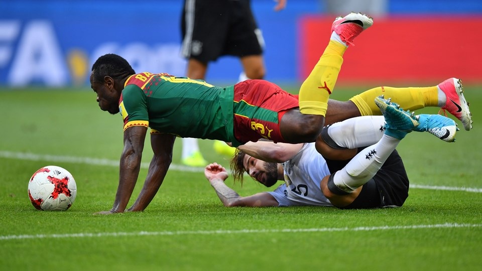Hạ gục Cameroon, Đức gặp Mexico ở bán kết Confederations Cup - 7
Trận đấu căng thẳng quá mức cần thiết
