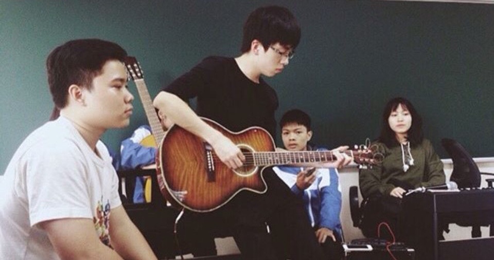 9X Bắc Ninh giành học bổng tiền tỷ vào ĐH “tỉ lệ chọi” cao nhất Mỹ - 4
Yêu thích âm nhạc, Đức Anh chơi rất tốt guitar.