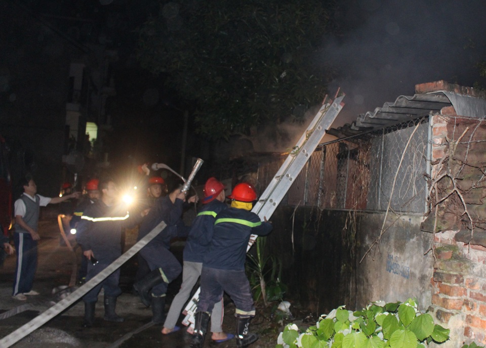 Nấu lại bánh chưng Tết, cụ ông suýt thiêu rụi nhà mình - 1
Cảnh sát PCCC tiếp cận hiện trường vụ cháy.
