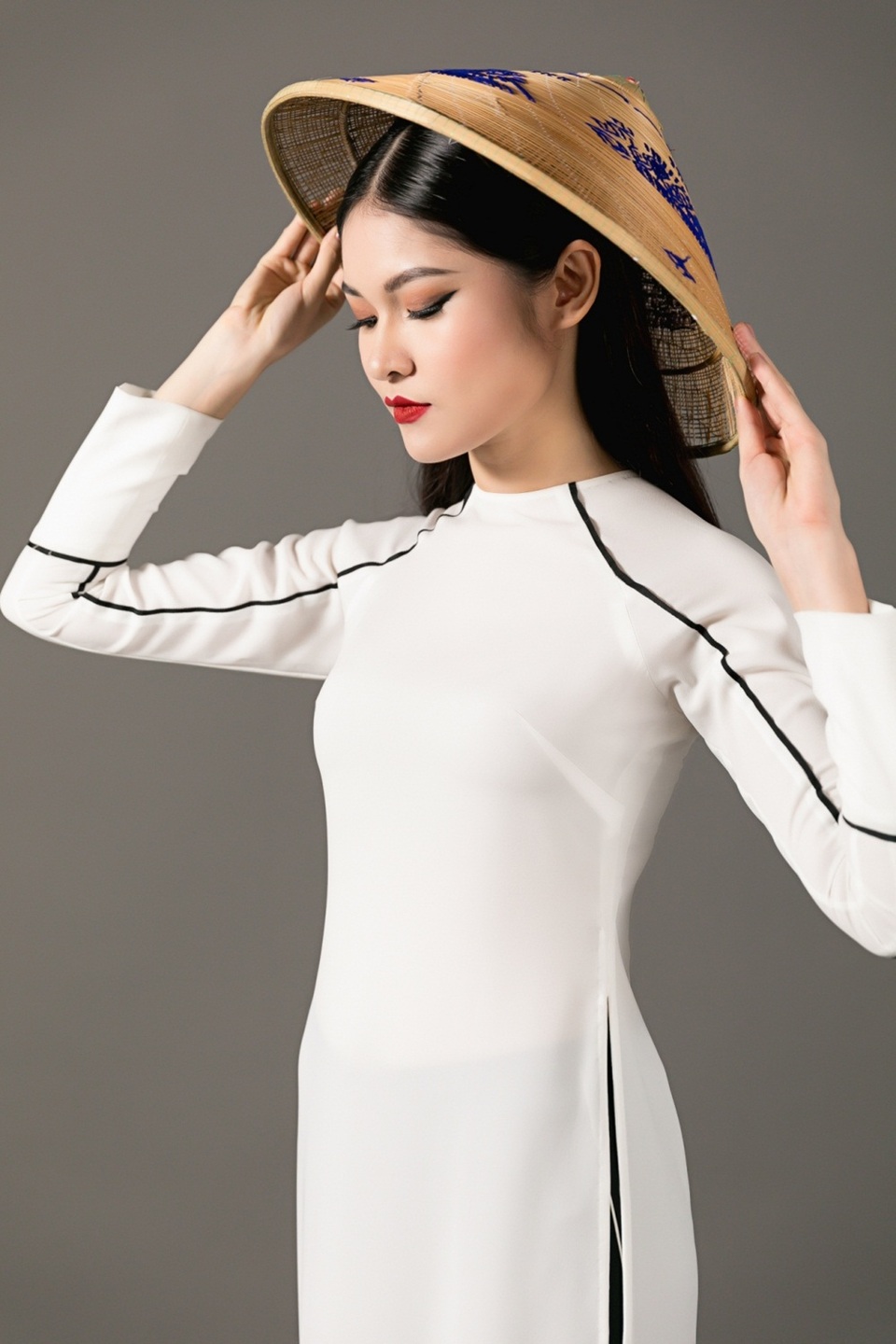 Chính trên hành trình ấy, Thuỳ Dung mong muốn tìm kiếm bản thân mình là ai? Và câu trả lời ấy được khắc hoạ rõ nét hơn qua chính những lời tự sự chân tình từ gia đình, bạn bè của cô xuyên suốt một năm kể từ khi đăng quang Á hậu 2 Hoa hậu Việt Nam 2016.