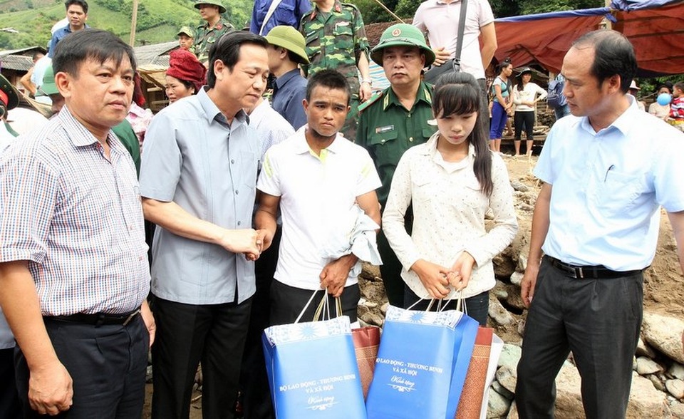 Trao quà tới người dân vùng lũ của tỉnh Sơn La - 2
Bộ trưởng Đào Ngọc Dung trao quà tới gia đình người dân bị ảnh hưởng trong trận lũ đêm 2/8 tại Sơn La.