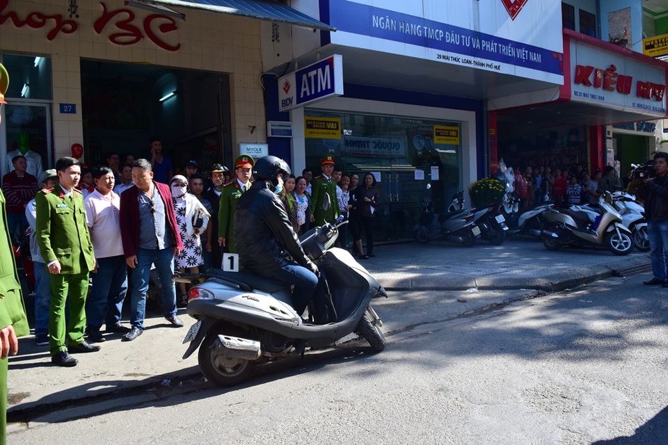 Thực nghiệm hiện trường vụ cướp ngân hàng ở Huế - 1
Tâm dùng xe Attila đến ngân hàng BIDV