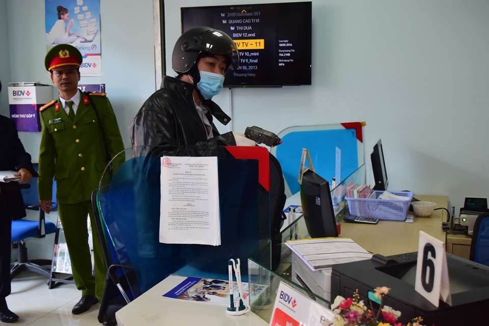 Thực nghiệm hiện trường vụ cướp ngân hàng ở Huế - 6
Vụ cướp đã cảnh báo công tác bảo đảm an toàn của các ngân hàng hiện nay.