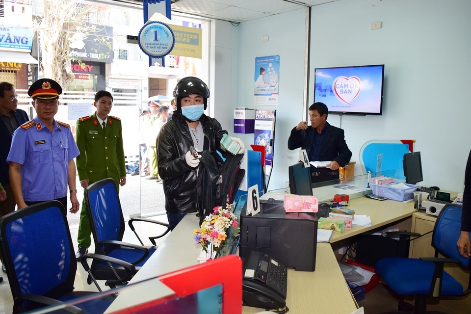 Thực nghiệm hiện trường vụ cướp ngân hàng ở Huế - 4
... và lấy trót lọt hơn 725 triệu đồng trong vòng 12 giây (ảnh: M.H)