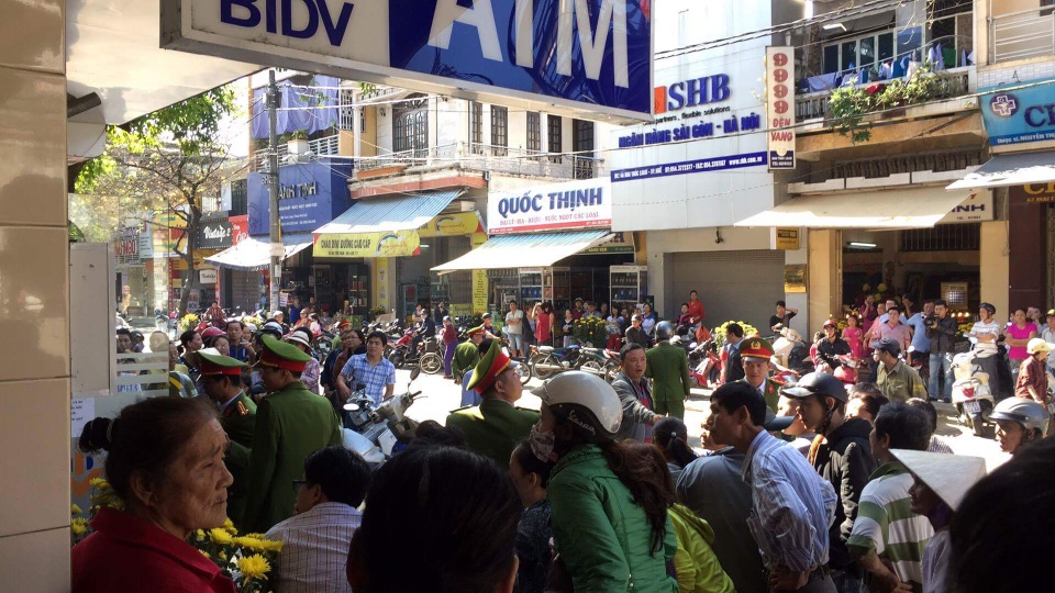 Thực nghiệm hiện trường vụ cướp ngân hàng ở Huế - 5
Rất đông người dân đã đến xem thực nghiệm hiện trường vụ cướp ngân hàng BIDV Huế (ảnh: P.Chi)