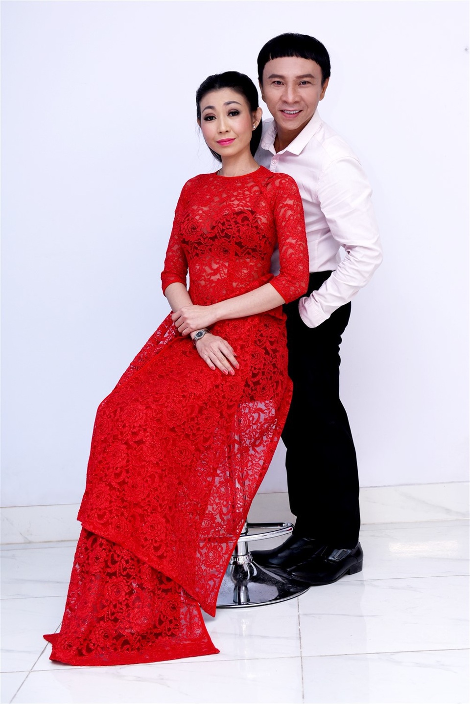 Bạn gái cũ Hoài Linh trẻ trung khó tin dù đã làm bà ngoại - 2 Dũng Nhí cho biết, đã xin ý kiến danh hài Hoài Linh khi song ca cùng Hà My.