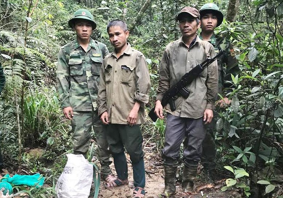 "Cựu quân nhân" dùng súng tiểu liên AK đi săn thú rừng - 2 Khu vực lực lượng Đồn Biên phòng Nhâm bắt giữ 2 đối tượng