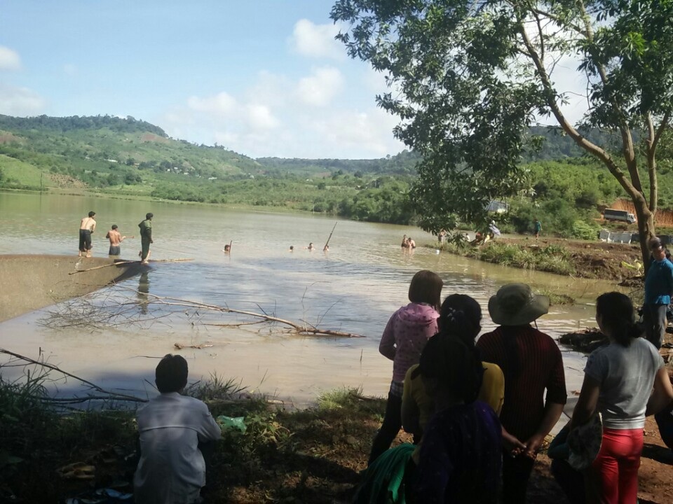 Bàng hoàng phát hiện con trai chết đuối ở ao sau nhà - 1
Sáng 31/5, lực lượng chức năng vẫn đang tiếp tục tìm kiếm thi thể học sinh đuối nước xảy ra trước đó