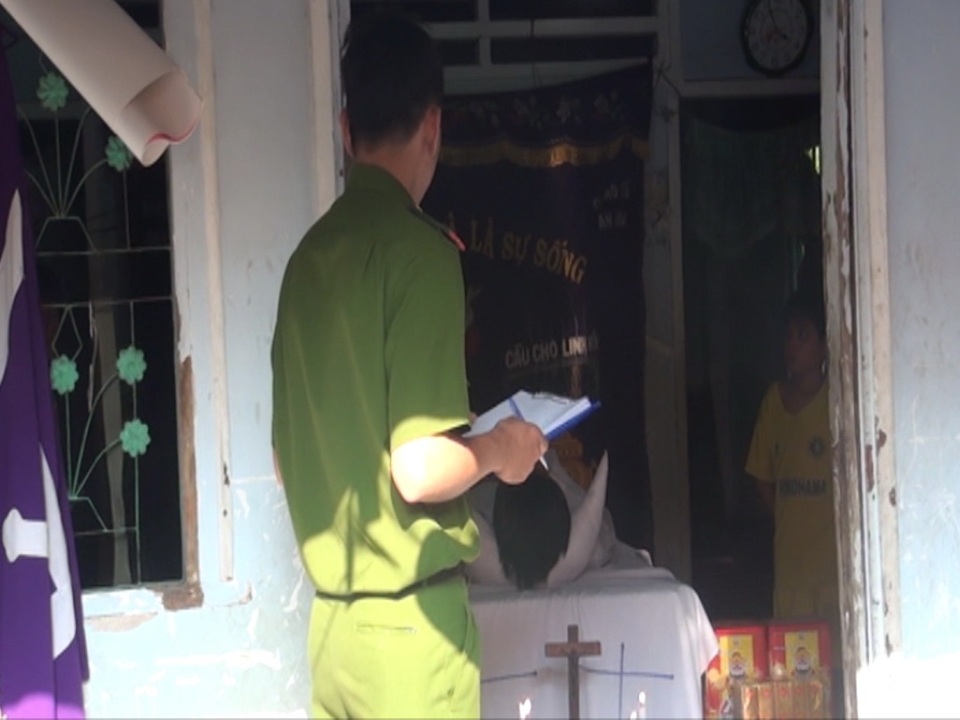 Lật xuồng trên sông Hậu, 1 người chết đuối - 1 Cơ quan chức năng bàn giao thi thể nạn nhân lê Minh Cảnh cho gia đình lo hậu sự