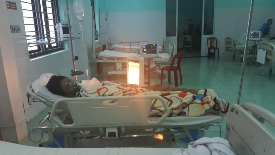 Rủ nhau tắm hồ, 2 học sinh đuối nước thương tâm - 3
Em Gia Bảo đang cấp cứu tại bệnh viện vụ đuối nước