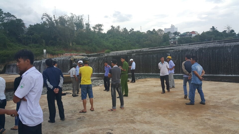 Rủ nhau tắm hồ, 2 học sinh đuối nước thương tâm - 2 Rất đông học sinh và người dân tập trung tại khu vực xảy ra sự việc thương tâm