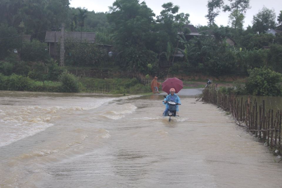 Mưa lớn, công trình thủy lợi vỡ đê quai - 1 Nhiều tuyến đường dân sinh đã bị ngập