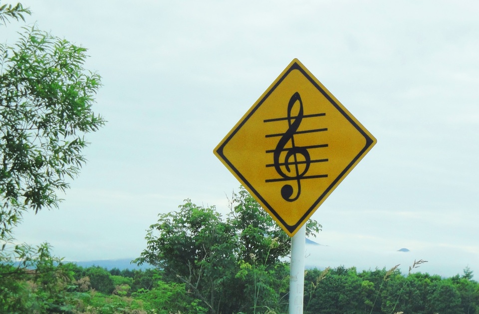 Biển báo chỉ dẫn tài xê lái xe vào đường âm nhạc