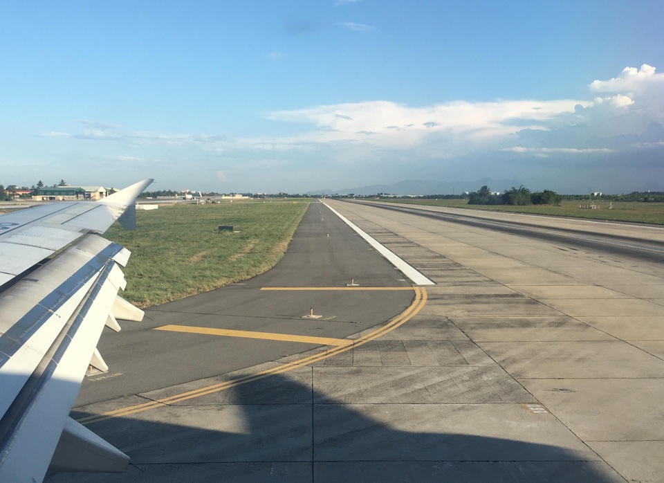 Máy bay không thể hạ cánh vì... chó chạy trên đường băng - 1 Một chuyến bay đến Điện Biên đã phải bay chờ trên trời vì dưới đường băng có... chó