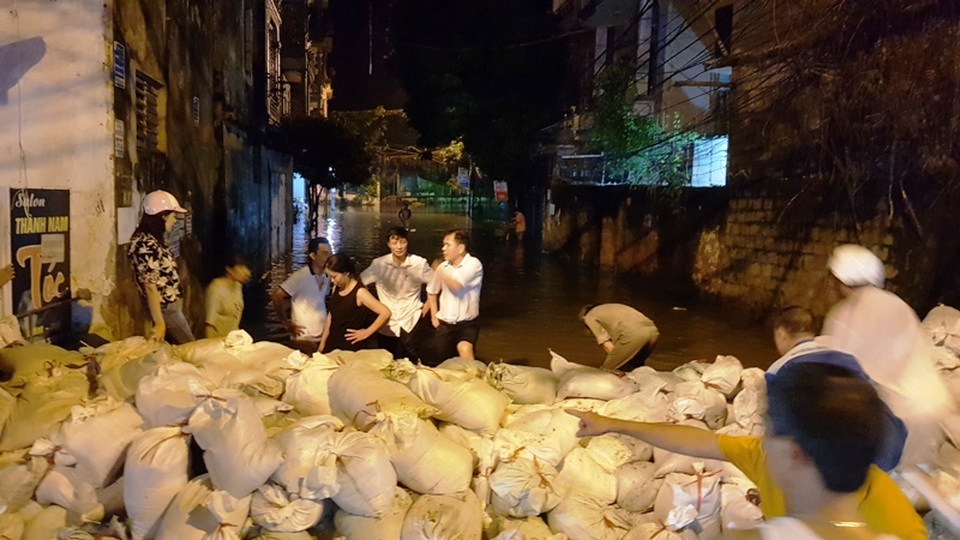Dân kéo nhau đi canh mức nước, đổ xô mua lương thực tích trữ - 4
Bàn phương án ngăn nước tấn công vào phố