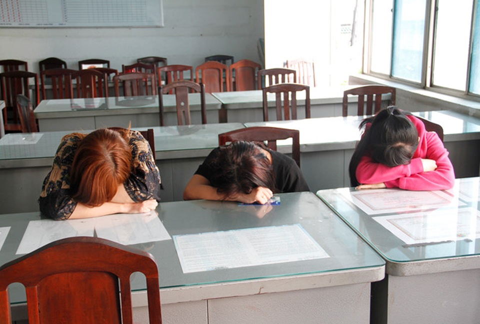 Các cô gái bán dâm trong đường dây bị công an phát hiện. Ảnh CA