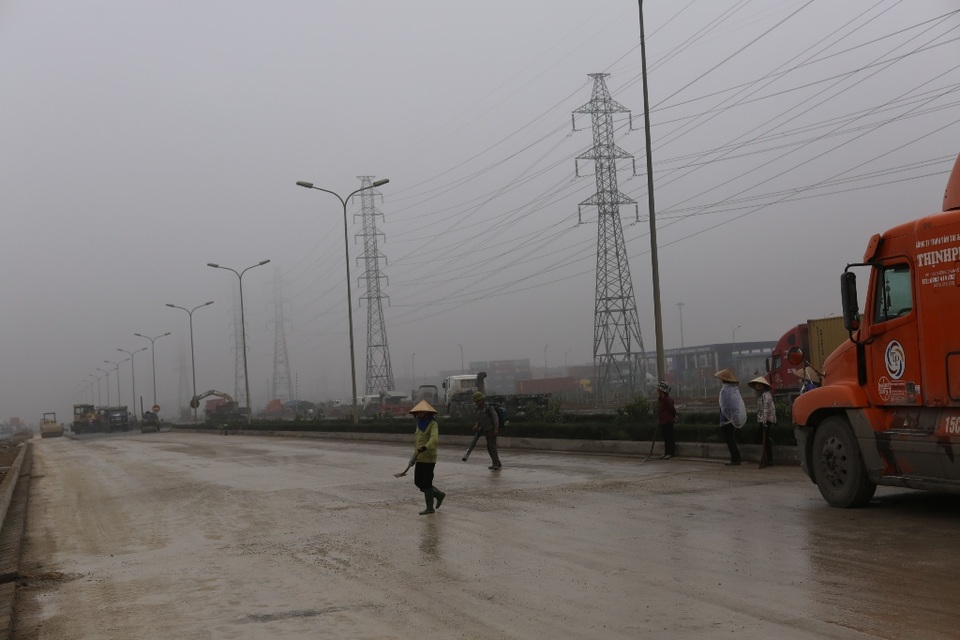 Rải thảm nhựa giữa trời mưa để chạy tiến độ? - 2
Mặt đường lấp xấp nước mưa trước khi trải nhựa.