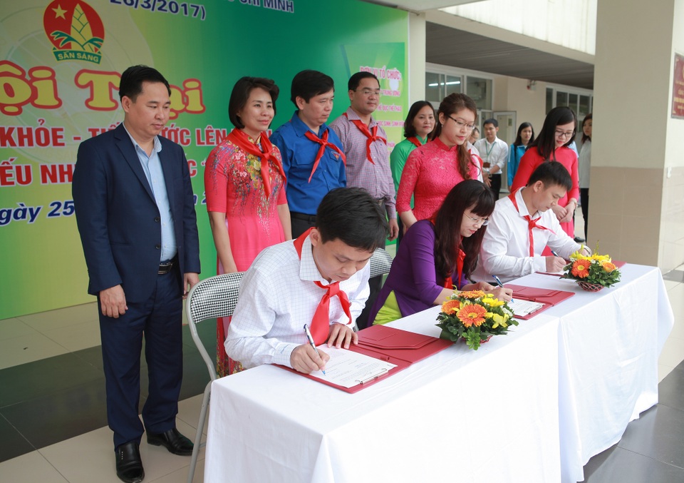 Hội trại “Thiếu nhi vui khỏe” và phát động giải bơi học sinh toàn quốc 2017 - 1
Lễ kí kết kế hoạch đẩy mạnh phong trào thiếu nhi tập luyện môn bơi và phát động giải bơi Đường đua xanh.