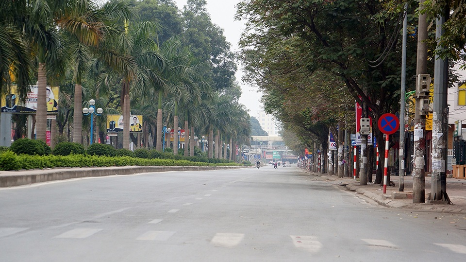 Đường phố Hà Nội thênh thang ngày mùng 1 Tết - 11 Mặt đường Hoàng Quốc Việt rộng thênh thang, vỉa hè thông thoáng. Đường phố được trang hoàng để chào đón năm mới.