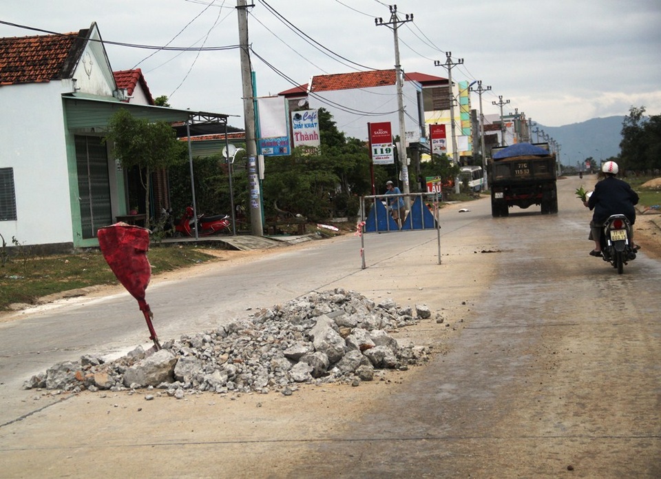 Bình Định: Dân tố doanh nghiệp khai thác vô tội vạ, ảnh hưởng đến đời sống - 2 Xe chở cát hoạt động cả ngày lẫn đêm khiến đường hư. Hiện DN đã cho sữa lại