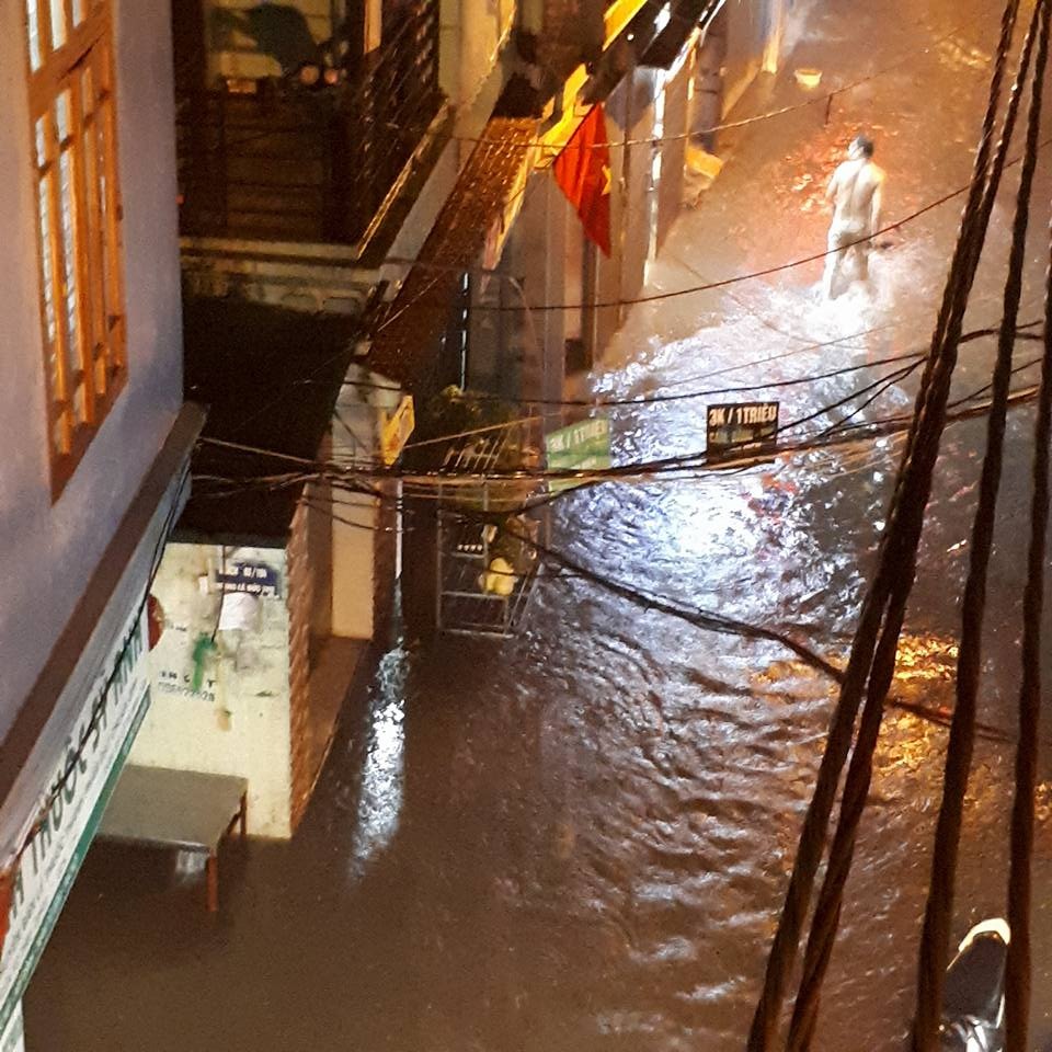 Mưa lớn, nhiều tuyến đường Hà Nội ngập sâu - 2 Khu vực đường Làng Phú Mỹ (Mỹ Đình, Hà Nội).