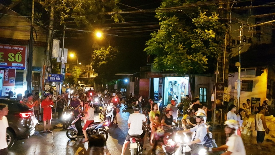 Dân kéo nhau đi canh mức nước, đổ xô mua lương thực tích trữ - 3
Người dân kéo nhau đi kiểm tra mức nước dâng tại cuối đường Biên Hòa