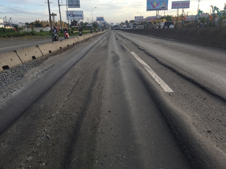 Mặt đường cửa ngõ phía Đông Sài Gòn “cuộn sóng” vì hằn lún - 2 Mặt đường lún, trồi nhựa như “cuộn sóng”